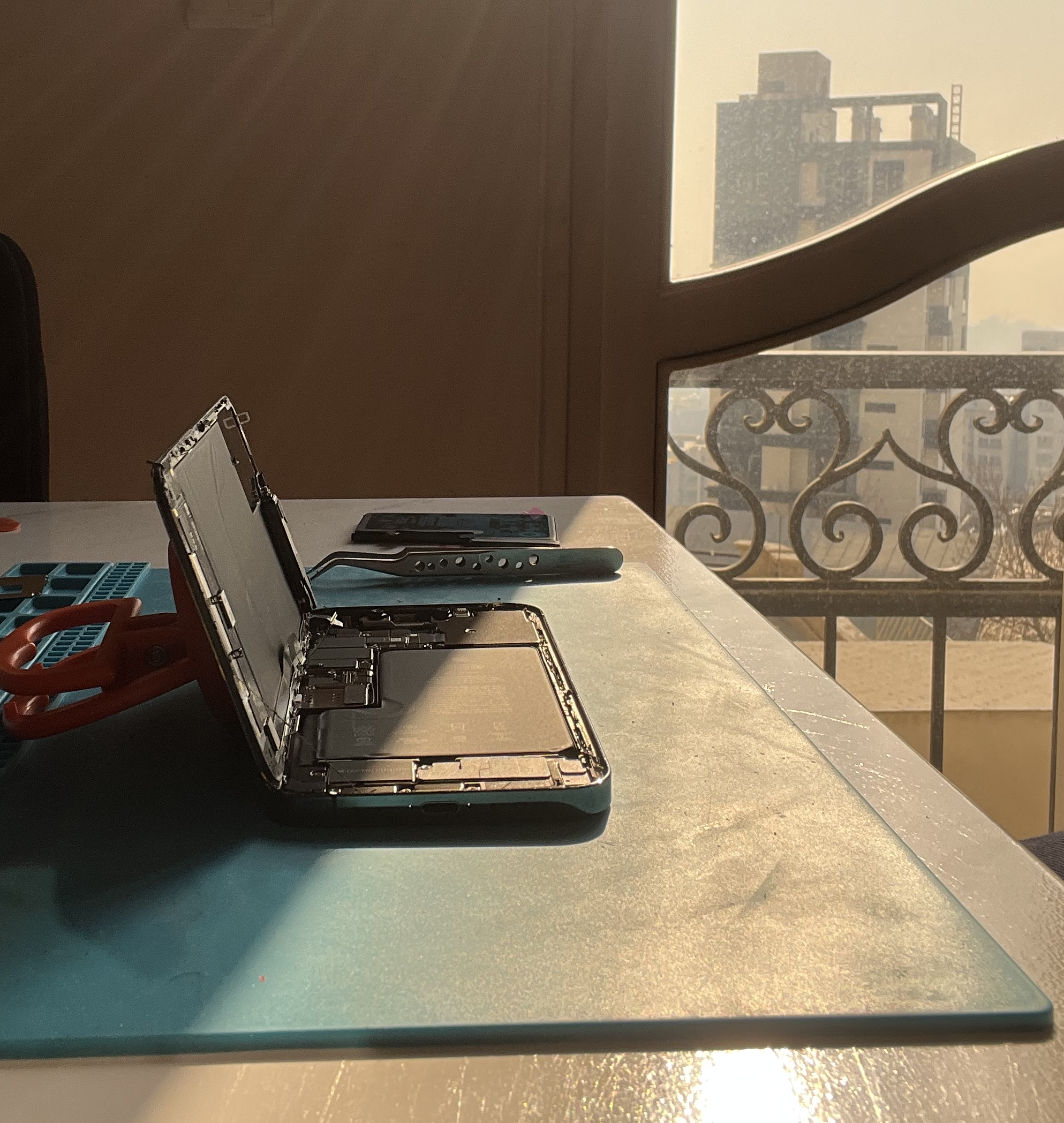 تعویض باتری گوشی در محل توسط تکنسین موبایلوم